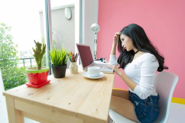 genç bilgisayar masa başında çalışma güzel