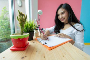 genç bilgisayar masa başında çalışma güzel