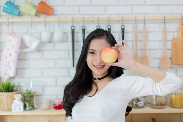 Schöne Junge Frau Die Die Wahl Zwischen Kuchen Und Apfel — Stockfoto
