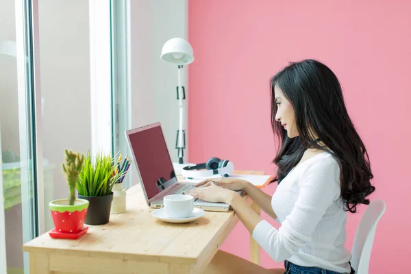 Jovem Bonita Trabalhando Mesa Computador — Fotografia de Stock