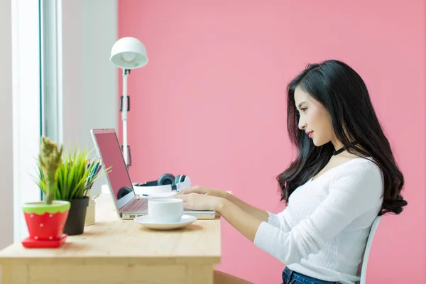 Joven Hermoso Trabajo Escritorio Computadora — Foto de Stock