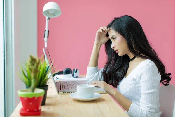 Ung Vacker Arbetar Vid Dator Skrivbord — Stockfoto