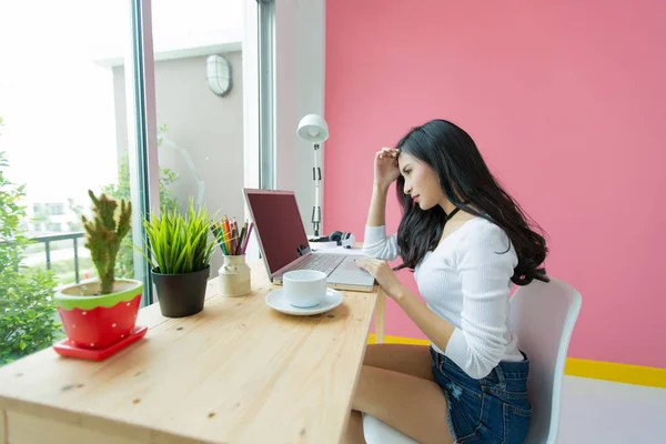 Giovane Bella Lavoro Alla Scrivania Del Computer — Foto Stock