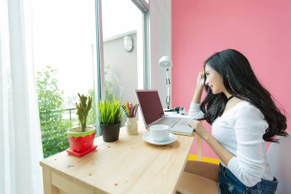 Joven Hermoso Trabajo Escritorio Computadora — Foto de Stock