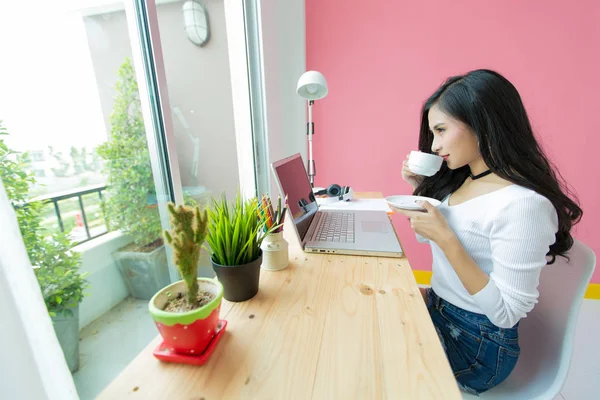 Giovane Bella Lavoro Alla Scrivania Del Computer — Foto Stock