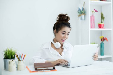 Güzel genç kadın çalışma üzerinde ona laptop içinde ona Oda.