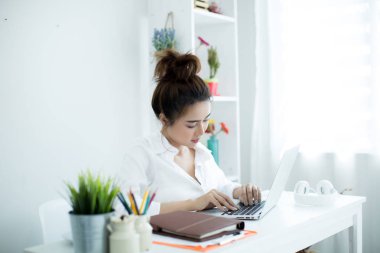 Güzel genç kadın çalışma üzerinde ona laptop içinde ona Oda.