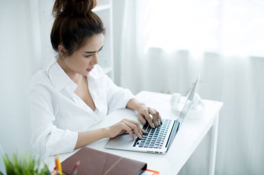 Güzel genç kadın çalışma üzerinde ona laptop içinde ona Oda.