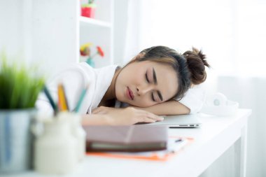 Güzel genç kadın çalışma üzerinde ona laptop içinde ona Oda.