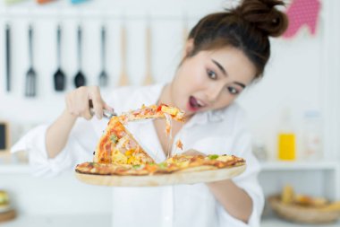 kadın odasında pizza zevk