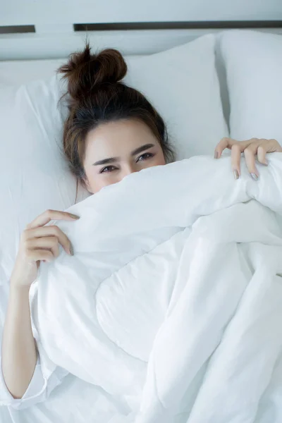 Vacker ung kvinna som ligger ner i sängen och sova. — Stockfoto
