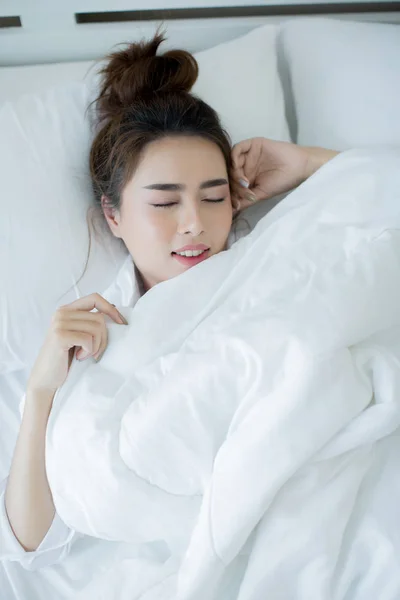 Vacker ung kvinna som ligger ner i sängen och sova. — Stockfoto