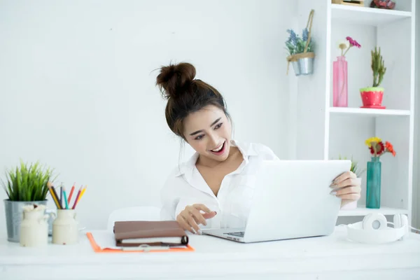 Bella giovane donna che lavora sul suo computer portatile nella sua stanza . — Foto Stock