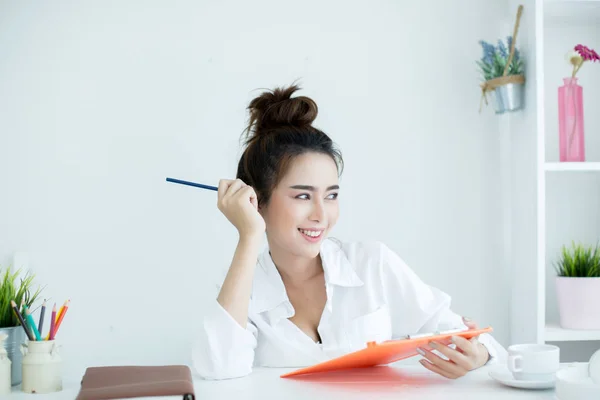 Beautiful young woman working on her laptop in her room. — ストック写真