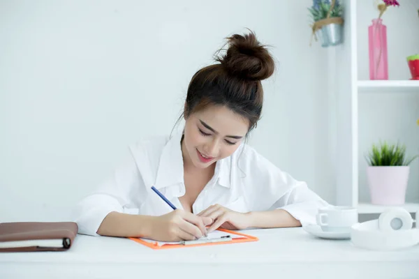 Beautiful young woman working on her laptop in her room. — ストック写真