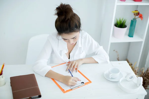 Beautiful young woman working on her laptop in her room. — ストック写真