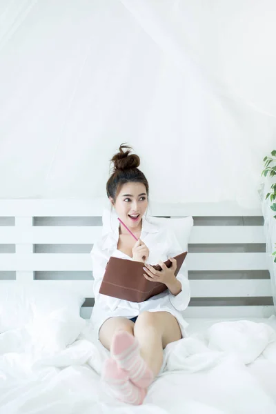 Estilo de vida feliz joven mujer asiática disfrutando de acostado en la cama leer — Foto de Stock