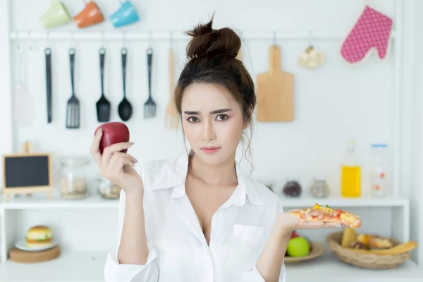 Mujer elegir entre manzana y pizza — Foto de Stock