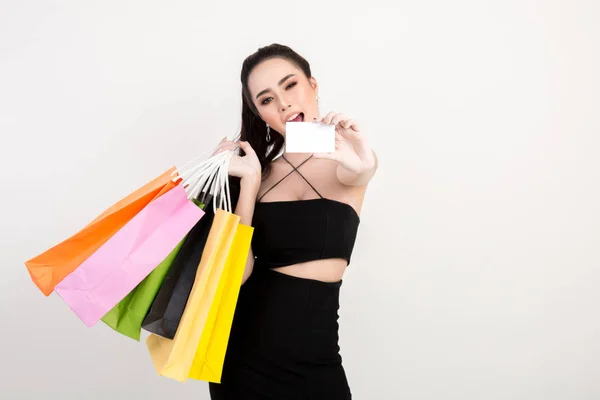 Portret van een vrolijke glimlachende vrouw met boodschappentas — Stockfoto