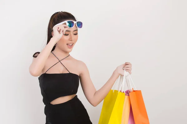 Portret van een vrolijke glimlachende vrouw met boodschappentas — Stockfoto