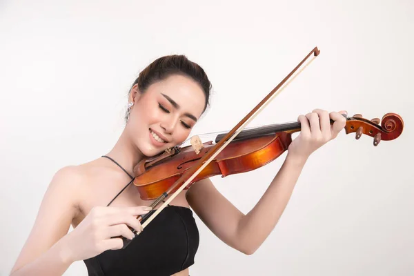Красива молода жінка грає на скрипці на білому тлі — стокове фото
