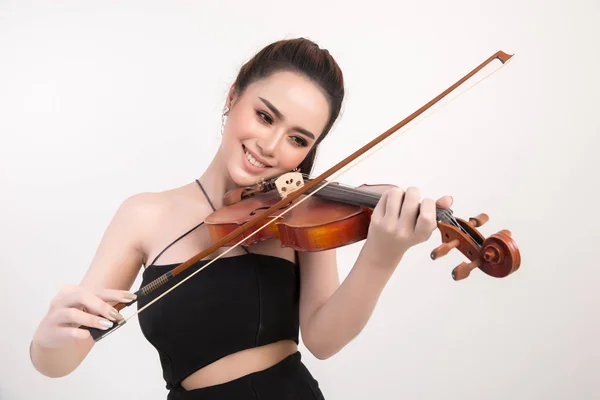 Όμορφη νεαρή γυναίκα που παίζει βιολί, πάνω από το λευκό φόντο — Φωτογραφία Αρχείου