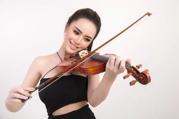 Beautiful young woman playing violin over white background — Stock Photo, Image