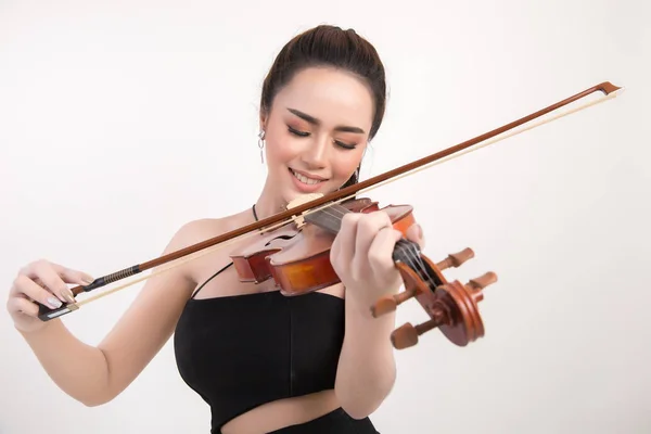 Όμορφη νεαρή γυναίκα που παίζει βιολί, πάνω από το λευκό φόντο — Φωτογραφία Αρχείου
