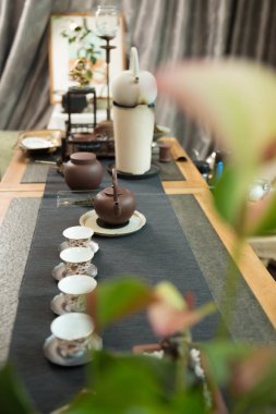 Ahşap üzerinde Çin çayı seti