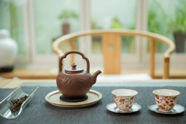 Ahşap üzerinde Çin çayı seti