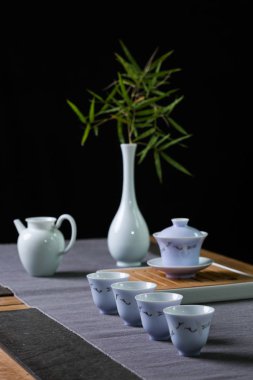 Çin çaydanlığı ve çay bardağı