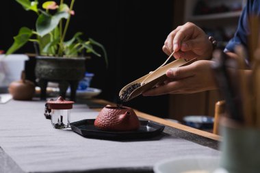 Çin çaydanlığı ve çay bardağı