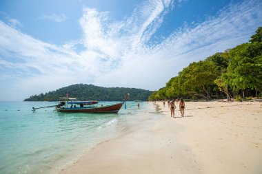 Tropikal sahilde uzun kuyruk teknesi, Krabi, Tayland