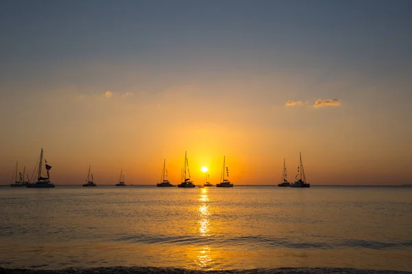 Yacht Dans Mer Pendant Coucher Soleil — Photo