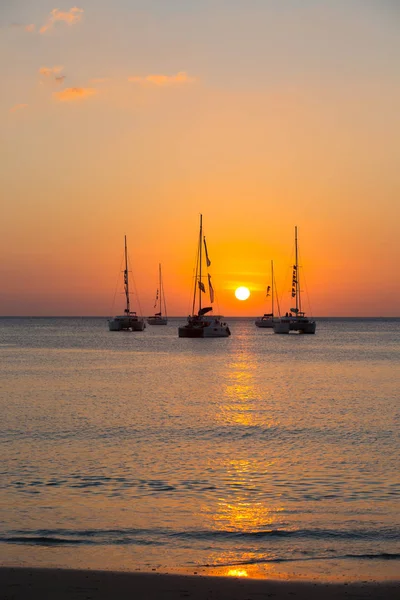 Yacht Dans Mer Pendant Coucher Soleil — Photo