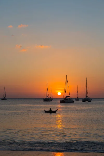 Yacht Dans Mer Pendant Coucher Soleil — Photo