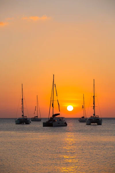 Yacht Dans Mer Pendant Coucher Soleil — Photo