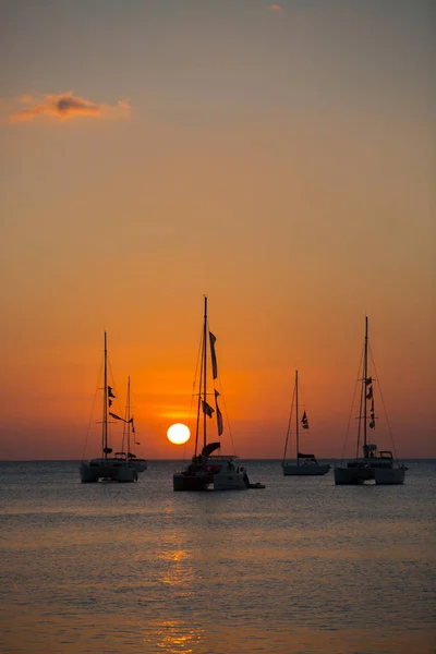Yacht Dans Mer Pendant Coucher Soleil — Photo