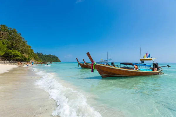 Tropikal Sahilde Uzun Kuyruk Teknesi Krabi Tayland — Stok fotoğraf