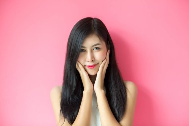 Yüz ifadesi gösteren kadın