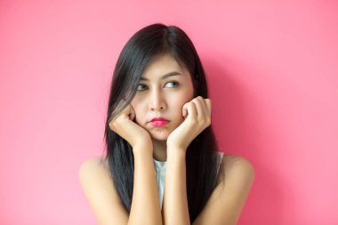 Yüz ifadesi gösteren kadın