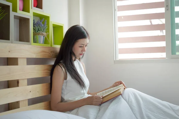 Kvinnor Läser Böcker Sängen — Stockfoto