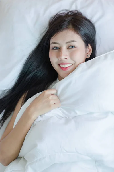 Vacker Ung Kvinna Som Ligger Ner Sängen Och Sova — Stockfoto