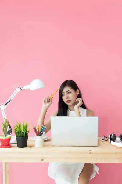 Jovem Bonita Trabalhando Mesa Computador — Fotografia de Stock