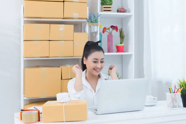 Business ägare arbetar hemma Office förpackningar på bakgrunden — Stockfoto