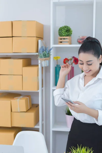 Business ägare arbetar hemma Office förpackningar på bakgrunden — Stockfoto