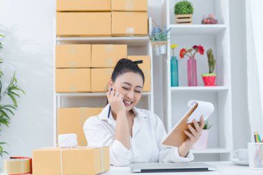 arka planda ev ofis ambalaj çalışan iş sahibi