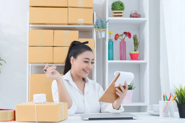 Business ägare arbetar hemma Office förpackningar på bakgrunden — Stockfoto