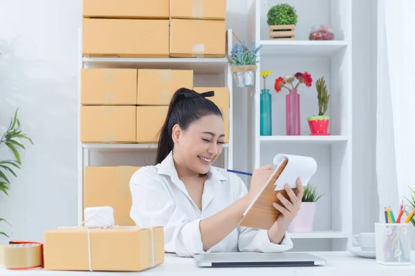 Business ägare arbetar hemma Office förpackningar på bakgrunden — Stockfoto