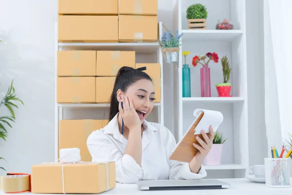 Business ägare arbetar hemma Office förpackningar på bakgrunden — Stockfoto